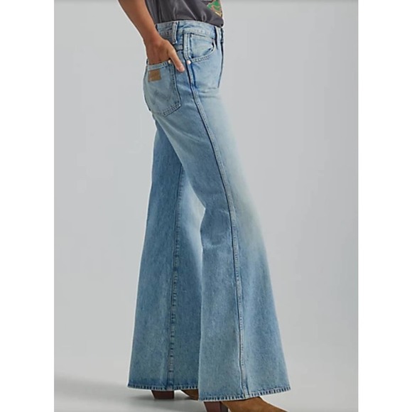 WOMEN'S WRANGLER® WANDERER 622 HIGH RISE FLARE JEAN size 33/32 - Picture 4 of 12